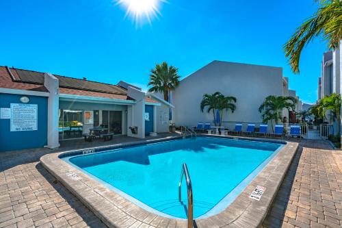 Madeira Beach Yacht Club 155B 1 Bedroom Sleeps 4 Heated Pool Sauna Pier - image 14