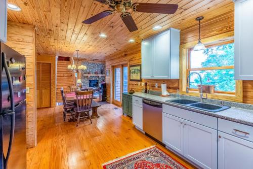 Cedar Cliff Cabin in Whittier, USA