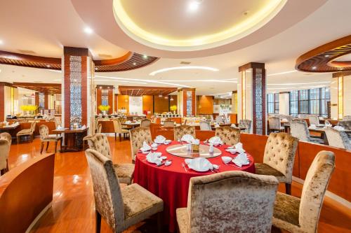 Restaurant, Muong Thanh Luxury Quang Ninh Hotel in Hạ Long