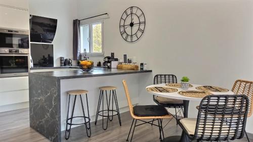 Black&White Home-by So'SerenityHome-Balcon-Parking