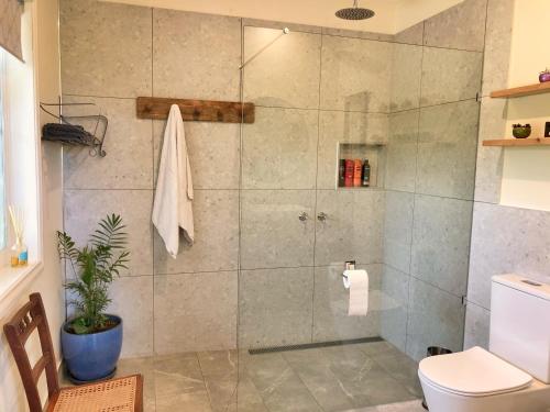 Fürdőszoba, Belkampar Retreat - Authentic Farm Style Home - Perfect For Families and Large Groups! in Bonnie Doon