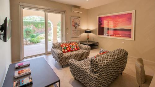 Six-Bedroom Villa  image 7