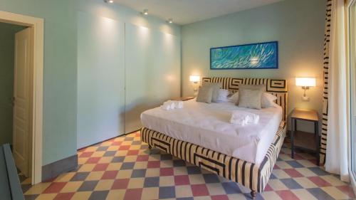 Six-Bedroom Villa  image 1