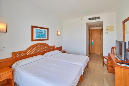 Chambre avec 2 lits, vue sur la piscine