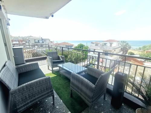 Pure BLISS Luxury Beachfront Apartment with Panoramic Sea Views, Electric BBQ, Gym Equipment and More