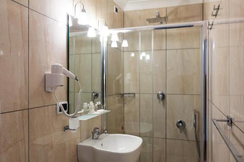 Rex Lifestyle Hotel - image 8