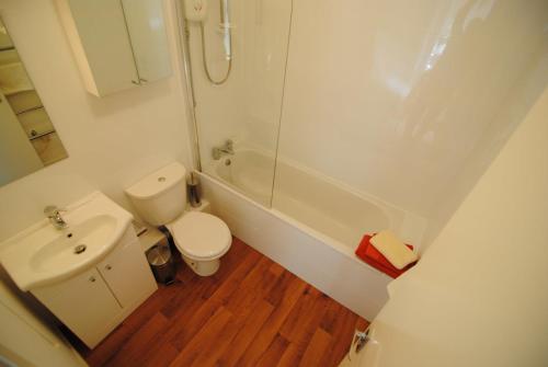 The Courtyard 2 Bedroom Apartments in Central Windsor with Parking - Photo 2