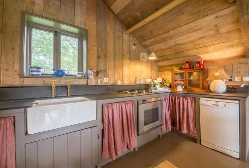 Snow Hall Barn - image 9