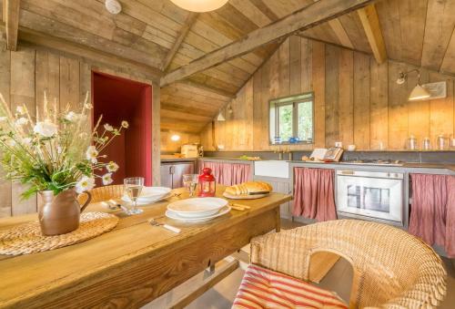 Snow Hall Barn - main image