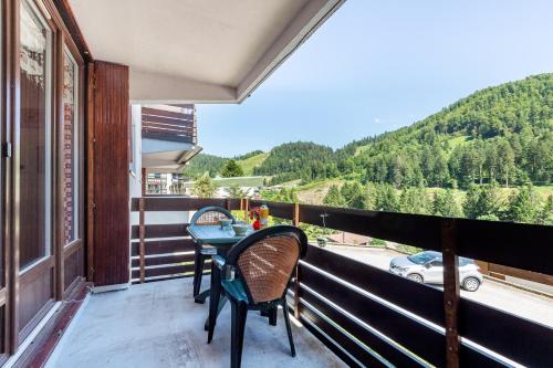 Apartment with Mountain View