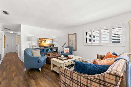 Beach Gem 3 BRs Walk to Beach WiFi Sleeps 5 - main image