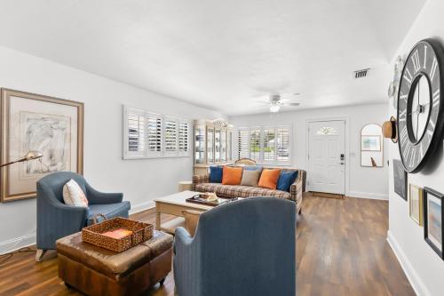 Beach Gem 3 BRs Walk to Beach WiFi Sleeps 5 - image 8