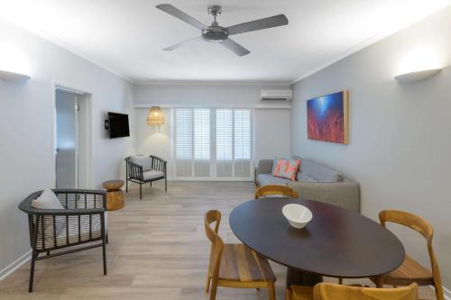 One-Bedroom Apartment image 5