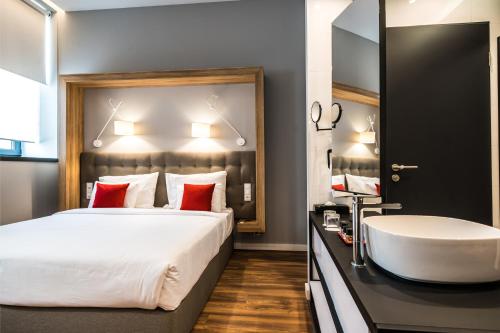 Up Hotel Budapest - image 2