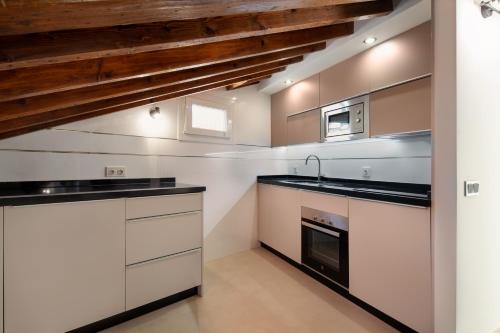 One-Bedroom Apartment image 3