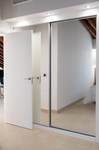 One-Bedroom Apartment image 6
