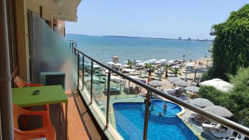 Beachfront Apartments by Marty's 4