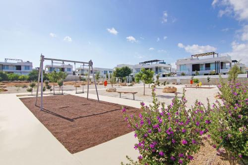 Spēļu laukums, Villa Theresa in Paralimni
