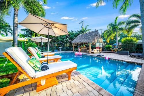 Chique Pool and Tiki Resort in Pompano Beach, USA