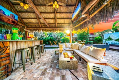 Chique Pool and Tiki Resort in Pompano Beach, USA