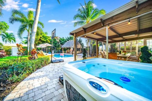 Chique Pool and Tiki Resort in Pompano Beach, USA