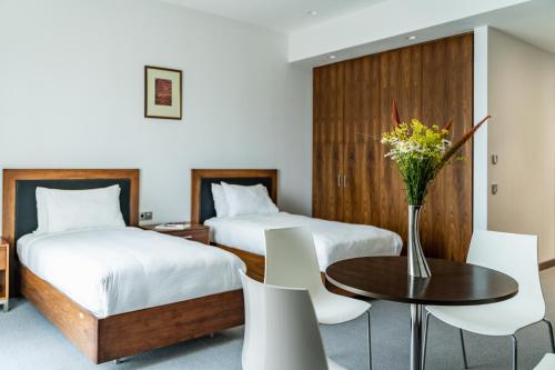 2 twin beds