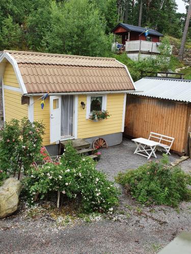 B&B Åkersberga - Sjönära liten stuga med sovloft, toilet in other small house, no shower - Bed and Breakfast Åkersberga