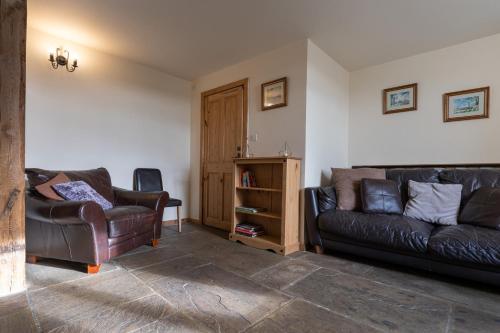 The Holmes Barn - Sleeps 16 - Peak district