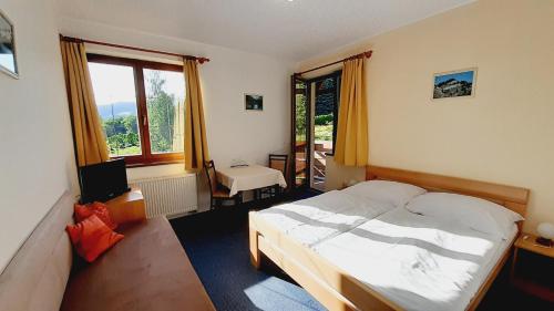 Penzion Bona in โรคีท์นิซ นาด จิเซรู