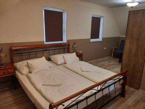 1 king bed, 1 sofa bed