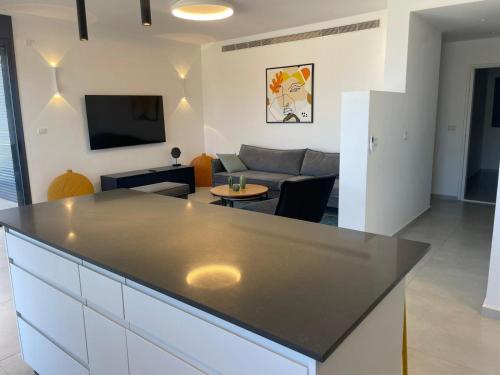 #דירת יוקרה על הים Bluewave Beach Apartment# in Hadera