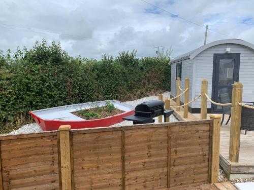 Estuary View - Cosy Shepherds Hut