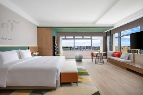 EVEN Hotels CHENGDU JINNIU Room Type - 1 King Premium Separate Bath Walk in Shower