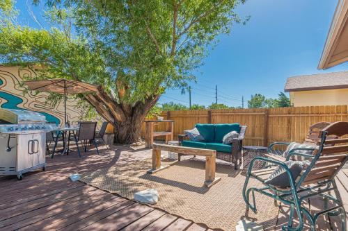 Topo - In-town Rancher W- Backyard Oasis!