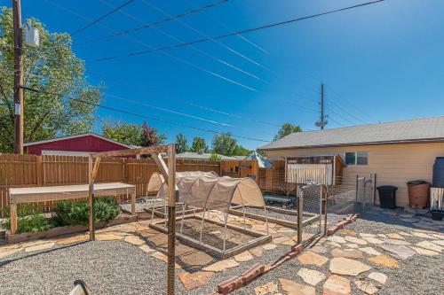 Topo - In-town Rancher W- Backyard Oasis!