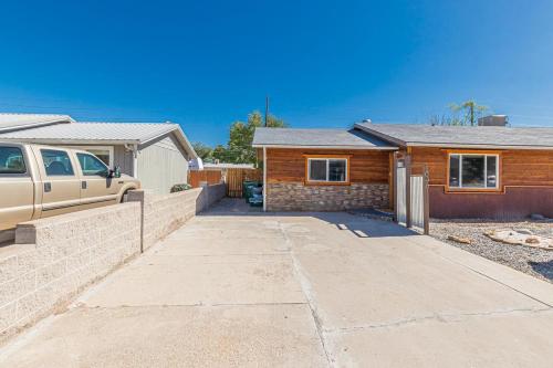 Topo - In-town Rancher W- Backyard Oasis!