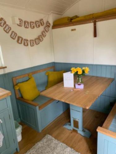 Romantic Shepherds hut with stunning sunsets in Hollingbourne