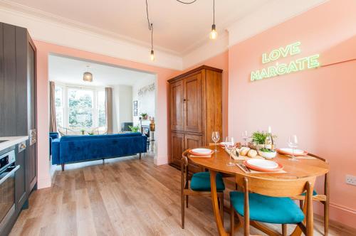 Picture of Queen Palm Apartment - Margate - 3 Mins Walk To Beach