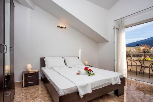 4 bedrooms, 5 beds