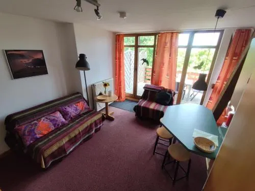 Five Oaks - Rote Wohnung in Hohenkirchen, Deutschland