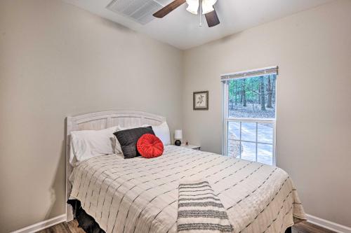 Pet-Friendly Central Cottage 2 Miles to Clemson!