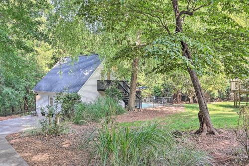 Pet-Friendly Central Cottage 2 Miles to Clemson!