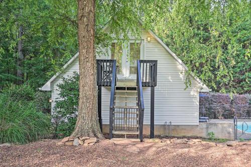 Pet-Friendly Central Cottage 2 Miles to Clemson!