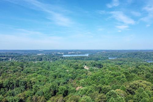 Pet-Friendly Central Cottage 2 Miles to Clemson!