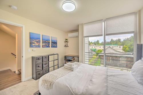 Seattle Townhome Rooftop Deck Less Than 7 Mi to Dtwn