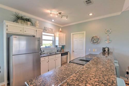 Bright Crystal Beach House, Walk to Coast! in Bolivar Peninsula, USA