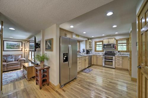 Settlers Mountain Retreat On-Site Hikes and Views! in Bryson City, USA