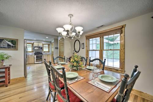 Settlers Mountain Retreat On-Site Hikes and Views! in Bryson City, USA