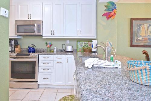 Bahia Vista 8-414 2 Bedroom Sleeps 4 4th Floor Heated Pool Spa Near Beach WiFi - image 13