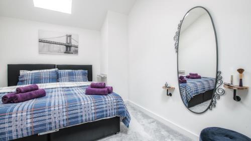 Stunning 2 bed with outside balcony, super king beds and 75’’ TV! 5